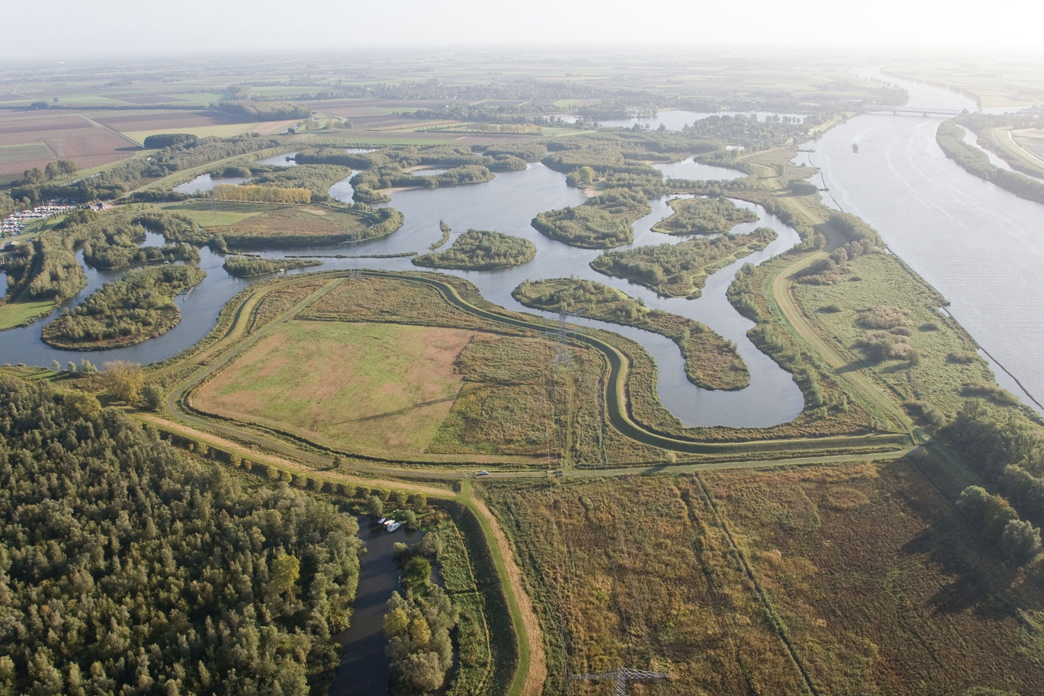 vergeven Broer Duur Vissen en varen in de Biesbosch en bij de Moerdijkbruggen - Snoekbaars  Bootverhuur